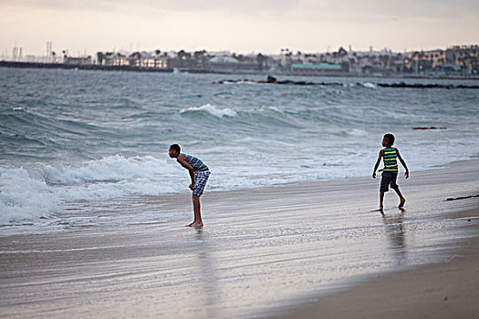 两个男孩,玩,亨丁顿海滩,加利福尼亚,美国