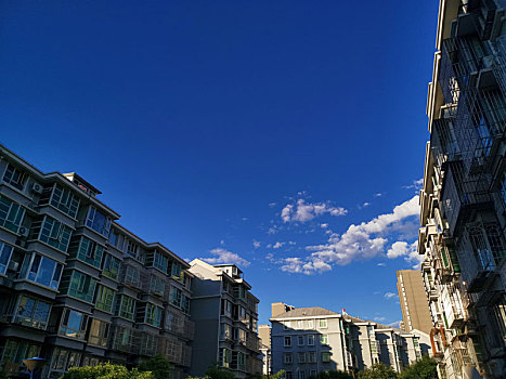 北京小区晴朗天空
