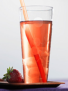 苹果,草莓饮料,玻璃杯,吸管,草莓