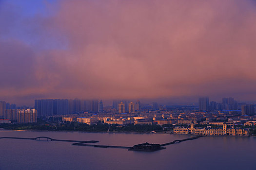 俯瞰雾中油城美