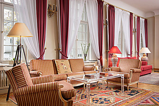 宽敞,客厅,条纹,沙发,茶几,格子,窗户,透明,帘,红色