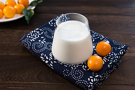 牛奶水果健康早餐在木板上