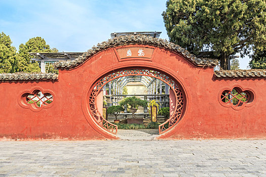 中国山东省泰安市岱庙内的古典寺庙园林建筑门洞