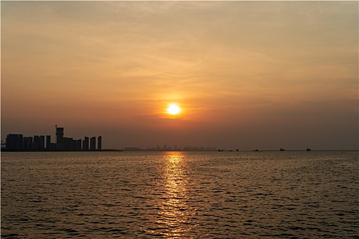 户外拍摄日落时分的滨海区
