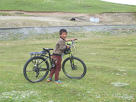 骑行的藏族小孩