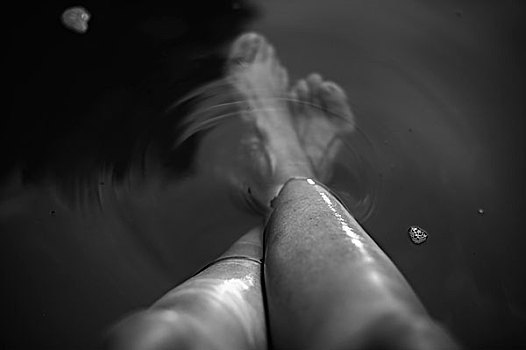 腿,水中