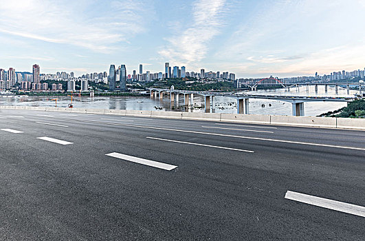 高速公路和现代城市天际线