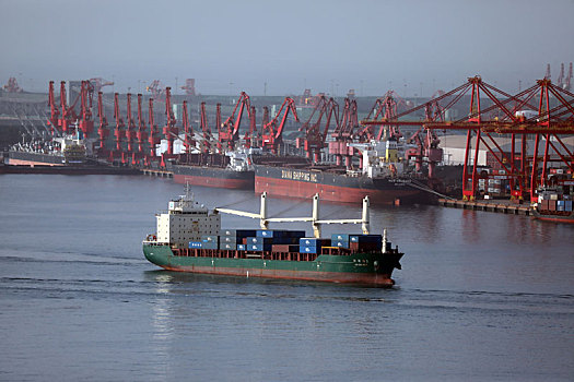 山东省日照市,蓝天碧海映衬下的港口生产繁忙有序