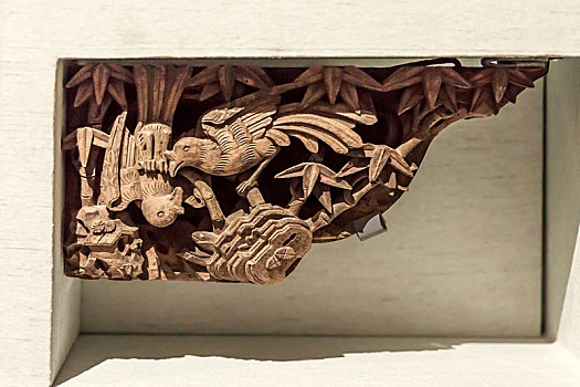 中国安徽博物院馆藏清代鸟纹雀替,乌鸦反哺木雕
