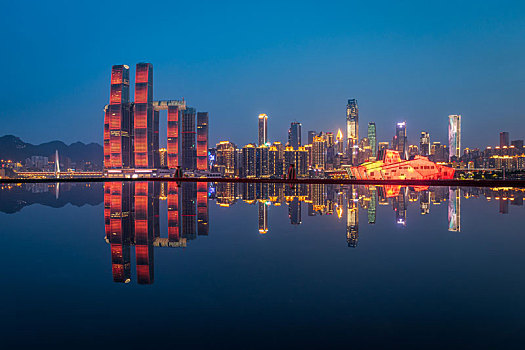 重庆长嘉汇的天空之境倒映出来福士朝天门广场和大剧院夜景