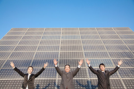 商务人士,伸展胳膊,正面,太阳能电池板