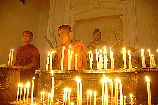 两个,年轻,僧侣,佛,著名,佛教,寺院,达卡,孟加拉,五月,2007年