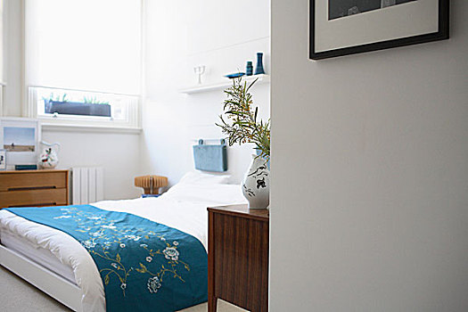 床,白色,亚麻布,蓝色,羽绒被,木质,床头柜