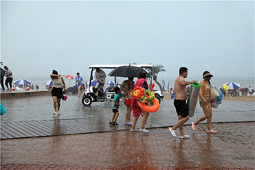 山东省日照市,暴雨突袭海水浴场,游客四处躲雨淋成,落汤鸡