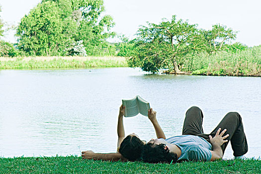 情侣,躺着,草,靠近,湖,读