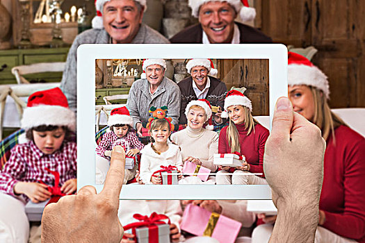合成效果,图像,握着,平板电脑,头像,高兴,大家庭,圣诞帽,拿着,礼物