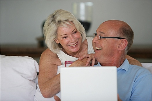 老年,夫妻,微笑,正面,笔记本电脑