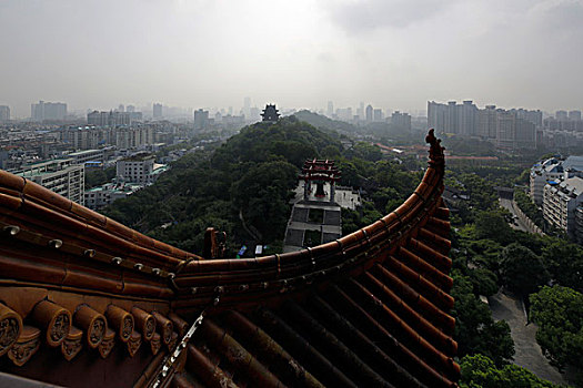 站在黄鹤楼上看千年吉祥钟亭和城市建设