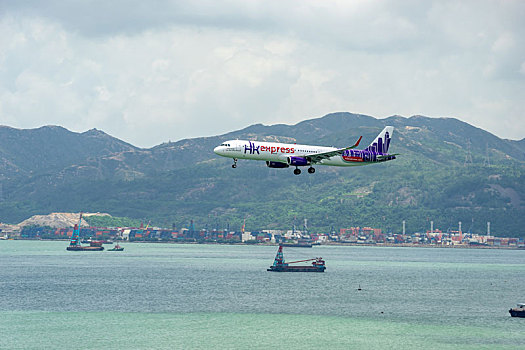 一架香港快运航空的客机正降落在香港国际机场