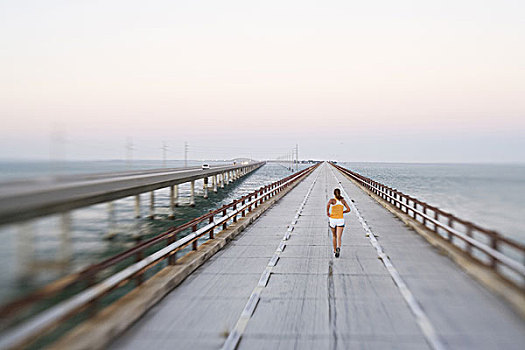 女人,跑,桥,上方,海洋,聚焦,后视图,佛罗里达礁岛群,美国