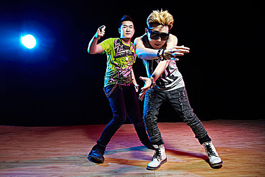 亚洲青年跳街舞