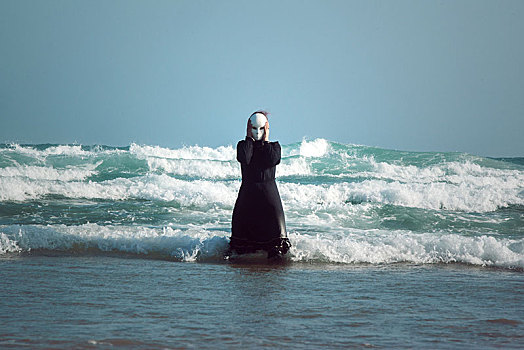 女人,黑裙,面具,站立,海浪,海中