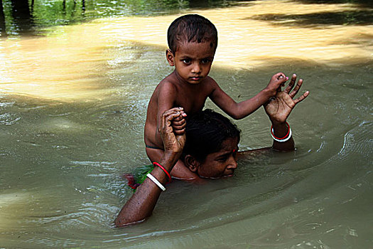 女人,颈部,孩子,寻找,乡村,靠近,地区,孟加拉,人,洪水,八月,2007年