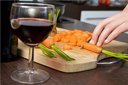 切片,胡萝卜,后面,葡萄酒杯