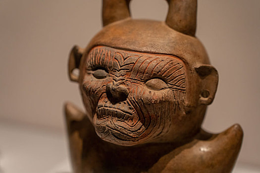 秘鲁中央银行附属博物馆库比斯尼克文化人像马镫口陶瓶