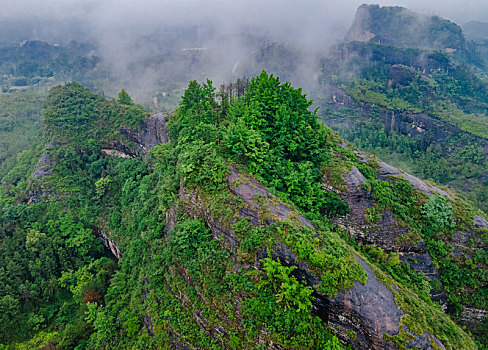 江西赣州于都县宽石寨,雨中丹霞风光秀美,雨雾缭绕山水如画