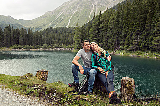 情侣,远足,坐,湖,奥地利,欧洲