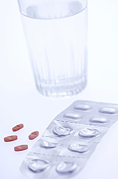 药物,薄膜包装,药丸,四个,红色,大玻璃杯,包装,浮泡,医疗,疾病,健康,治疗,序列,玻璃,水