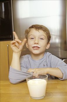 肖像,男孩,微笑,牛奶杯,正面,牛奶,嘴唇,手指,向上