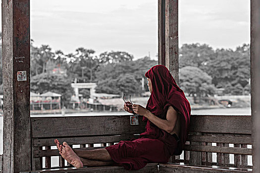 缅甸风土茵莱湖寺院乌木桥休息僧人