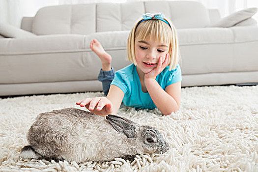 小女孩,躺着,地毯,抚摸,兔子