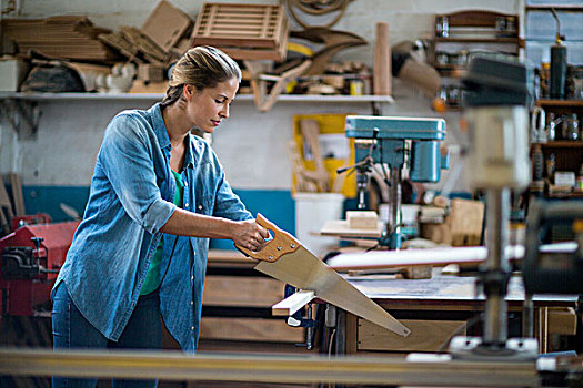 女性,木匠,切,木板,手,锯,工作间