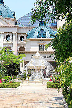 带喷泉和雕塑的欧式城堡酒店