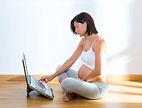 美女,孕妇,在家,笔记本电脑