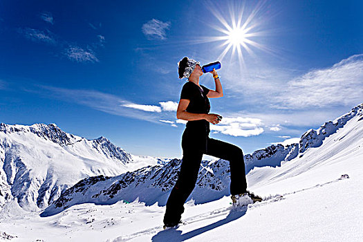 女性,边远地区,滑雪者,用瓶子喝,阳光,北方,提洛尔,奥地利,欧洲