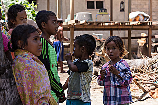 一群孩子,看,摄影师,穷,城镇,印度尼西亚,科莫多,联合国教科文组织,世界遗产
