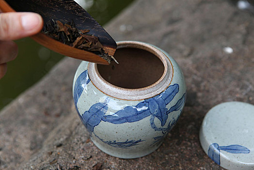 陶瓷手绘青花茶叶罐