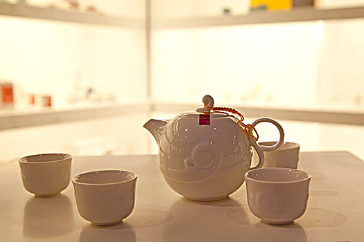 一套云型白釉茶壶
