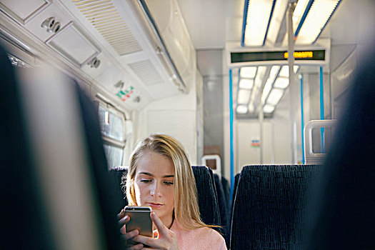 美女,智能手机,列车