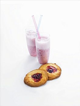 果酱饼干,两个,玻璃杯,草莓牛奶