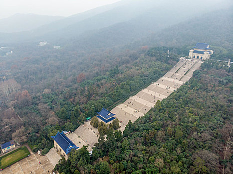 航拍雾霭中的江苏南京中山陵