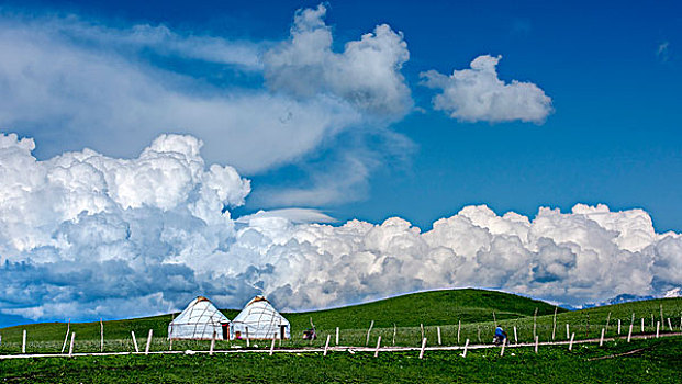 蓝天白云草原牧场蒙古包