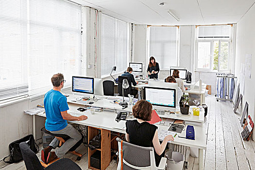 现代办公室,工作区,职员,俯视图,六个人,坐,桌子,一个,男人,人体工程学,椅子