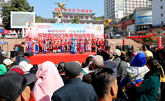 广西来宾,山歌贺新春,吸引了数千名群众前来观看