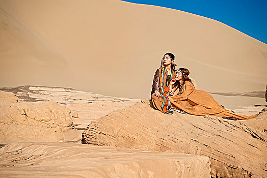 新疆,罗布泊,雅丹地貌,沙漠,沙岩,天空,美女,姿式