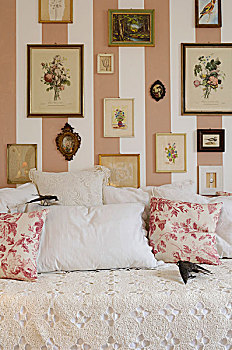 舒适,床,花边,毯子,放置,散落,垫子,条纹,壁纸,收集,绘画,墙壁